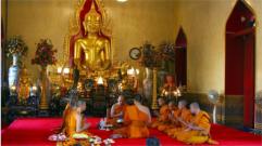 In der Makaweeranuwat-School beim Goldenen Buddha werden die jungen Mnche ausgebildet.