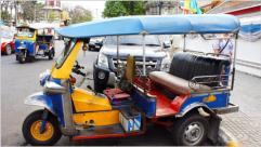 Das TukTuk ist ein beliebtes Verkehrsmittel. Klein, wendig und luftig kmpft es sich durch den Grostadtverkehr. 