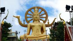 Der 12 m hohe Buddha auf Ko Samui entstand 1972.  In der mit Kokospalmen beschatteten Klosteranlage gib es unzhlige Souvenir-Lden.