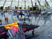 Dietrich Didi Mateschitz hat den Hangar-7 gebaut. Er hat daraus eine hervorragende Ausstellung von Flugzeugen und Boliden gemacht. 