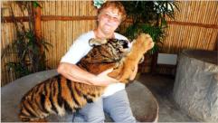 Zum Geburtstag von Anni geht es quer ber die Insel zu einer Tiger-Farm. Dort durfte Anni einen jungen Tiger mit der Flasche fttern.