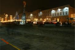 Jedes Jahr findet am Hauptplatz der Weihnachtsmarkt statt. 