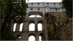 Die Mantelbrcke berbrckt den Burggraben auf der westlichen Seite der Oberen Burg, wo sich eine Befestigung befand, die Mantel genannt wurde. 