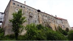 Die stattliche Burg und Schloss Cesky Krumlov sind UNESCO-Denkmler und gehren zu den bedeutendsten touristischen Zentren. 
