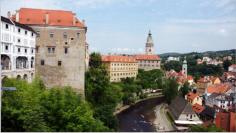 Mantelbrcke, Burg und Schloss Krumau in einer Linie an der Moldau, wo sich eine ganze Menge Wassersportler ein Stelldichein geben. 