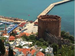 Zum ueren Sektor der Burg von Alanya gehren wichtige Gebude aus der seldschukischen Zeit wie die Werft und der Rote Turm, der  33 m hoch ist und 1224-1228 zum Schutz des Hafens erbaut wurde