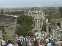 Sowohl der Name Ephesos als auch die ursprngliche Besiedlung stammen aus vorgriechischer Zeit. Die ltesten Zeugnisse fr die Anwesenheit von Menschen im Bereich von Ephesos gehen bis 5000 v. Chr. zurck.