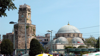 Der markante Turm in Antalya, gegenber dem riesigen Bazar.
