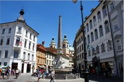 Der Robbov vodnjak (Robbas-Brunnen) in der Altstadt der Stadt. Im Hintergrund der Dom St. Nikolaus 