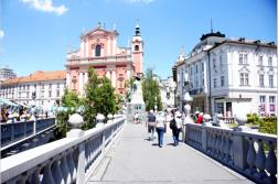 Die drei Brcken, genannt Tromostovje ist eines der Wahrzeichen von Ljubljana, der Hauptstadt Sloweniens. Die erste Erwhnung einer hlzernen Brcke ber die Ljubljanica an dieser Stelle datiert um 1280