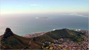 Blick vom Tafelberg Richtung der Robben-Insel , auf der der Friedensnobelpreistrger Nelson Mandela jahrelang inhaftiert war