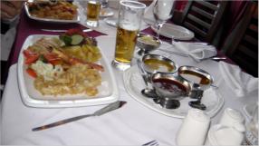 In diesem Restaurant haben wir eine Fischplatte erhalten, die wir nicht vergessen werden. Das Essen und die Freundlichkeit war einfach hervorragend.