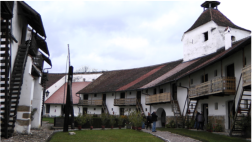 Die Kirchenburg von Honigberg mit ihren extrem starken Mauern. Hier fanden die Einwohner des Ortes bei Gefahr Schutz.