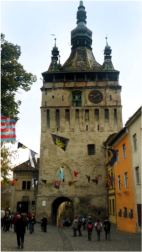 Der "Stundturm", wie hier der Uhrturm genannt wird ist mit einer hochkomplizierten Anlage ausgestattet, die den Figuren den Stunden- und Tagesablauf anzeigen lassen.