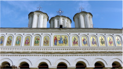 Die Patriachat-Kathedrale von Bukarest. Eine wunderschne Kirche. Die Bevllkerung ist sehr glubig und stellt sich stundenlang an, um in die Kirche zu kommen.