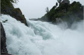 Der 150 m breite und 23 m hohe Rheinfall hat im  Laufe von 15.000 Jahren ein 13 m tiefes Becken ausgehhlt. 