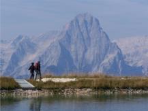 Wanderung entlang des Stausees auf den Huttererbden.  Im Hintergrund die Spitzmauer und der Priel 