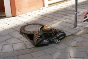 In der Altstadt sind viele Skulpturen aufgestellt. Cumil - dieser Mann, der seit 1997 in der Altstadt steht, ist bei den Einwohnern sehr beliebt. 
