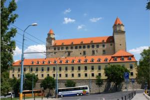 Die Burg, die hoch ber der Stadt auf einem Hgel thront, ist das Wahrzeichen der Stadt. Sie wird bereits im Jahr 907 urkundlich erwhnt. 