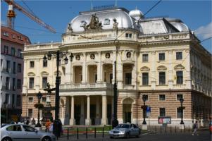 Das historische Gebude des Slowakischen Nationaltheaters, zwischen Gorkho und Jesanskho