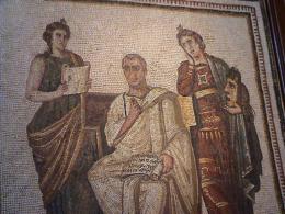 Der Dichter Virgil, in den Hnden die Schrift Aeneid. Links die Muse "Klio" und rechts die Muse "Melpomene". Das Mosaik, aus dem 3. Jh.n.Chr. wurde in der Hadrumetum in Sousse, entdeckt und ist jetzt im Bardo-Museum Tunis