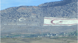 Die Trken provozieren die Sdzyprioten indem sie auf den Berghgeln die trkische und nordzyprische Fahnen aufgemalt haben. Diese sind aus dem griechischen Teil sehr gut sichtbar. 