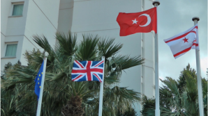Zypern ist seit der trkische Invasion und Besetzung 1974 geteilt. Der sdliche Teil ist ein eigener Staat und gehrt zur Europischen Union. Der nrdliche Teil ist trkisch. Die Briten halten zwei Militrbasen, daher auch die britische Fahne. 