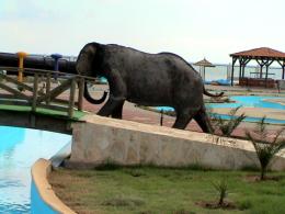 Im riesigen Kinderspielplatz entlang des Strandes sind mchtige Tierstatuen aufgestellt. Bei schnellem Hinschauen glaubt man, die lebensgroen Tiere sind echt.