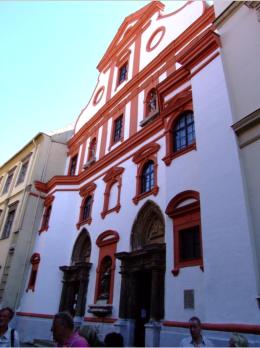 Der Eingang zum Dom. Die Kirche wurde 1368 zum ersten Mal im Zusammenhang mit der Beschlagnahme von Kaufmannshaus erwhnt, als der Stadtrat eine St.-Georgs-Kapelle errichten wollte. 