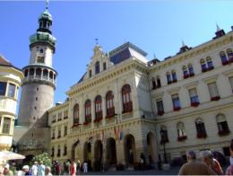 Der fast 60 m hohe Feuerturm von Sopron ist das Wahrzeichen der Stadt und mit seinen architektonischen Ebenen auch ein auergewhnliches Bauwerk.  Rechts ist das Rathaus angebaut.