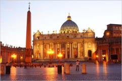 Der Petersplatz wurde von Gian Lorenzo Bernini unter Papst Alexander VII. vor dem Petersdom in Rom angelegt.