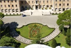 Der Regierungspalast von der Kuppel des Petersdomes aus gesehen. 