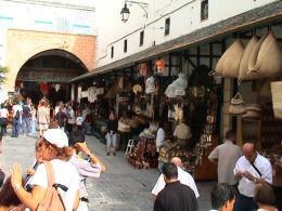 In der Medina (Altstadt) von Tunis reiht sich ein Laden neben dem anderen. Jeder will hier ein Geschft mit den Touristen machen.
