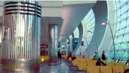 So sieht der Flughafen von innen aus. Das ist aber nur der nchterne Teil der Abflughalle. In den Einkaufsmeilen am Flughasfen regiert nur mehr Luxux pur. 