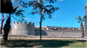 Angesichts der osmanischen Bedrohung wurden 1491 bis 1567 die Befestigungsanlagen umgestaltet und verstrkt: die etwa 3,5 km lange Stadtmauer wurde auf 17 m erhht und bis auf 9 m verbreitert. 