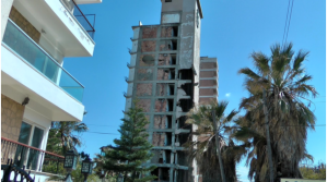 Eine Schande der Menschheit!  An den wunderbaren Strnden vor Famagusta stehen hier seit der Besetzung durch die Trken zerschossene Hotels als stumme Zeugen fr die Dummheit der Menschen. 