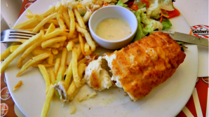 Die kulinarische Spezialitt auf Zypern konnten wir in Famagusta ausprobieren. Eine Art Cordon Blue, gefllt mit Kse und Gewrzen. Dazu Pommes und eine leckere Sauce. 