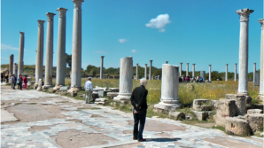 Die antike Stadt Salamis hatte bereits ein Gymnasion und Thermen. Hier sieht man die berreste des riesigen Gymnasiumss. 
