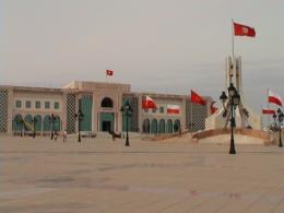 Am Platz vor dem Prsidentenpalast. Ein Nebeneinander von orientalischer Lebensart und franzsischem Flair, engen Medinagassen und belebten Prachtboulevards, verschleierten Frauen und europisch gekleideten Geschftsleuten  das ist Tunis