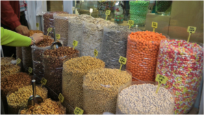 Wenige Meter neben der Zonengrenze ist im trkischen Teil ein riesiger Bazar. Hier kann man, angefangen von Gemse bis Gewrzen, Kleidung und Souveniers sowie Gegenstnde des tglichen Gebrauches, praktisch alles kaufen. 