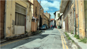 Nikosia ist leider die einzige Stadt auf der Welt, die noch geteilt ist. In den Gassen neben dem Niemandsland schaut es sehr dster aus. 