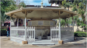 Vor jeder Moschee ist ein Brunnen, bei dem sich die Glubien einem Waschritual hingeben, bevor sie das Gotteshaus betreten drfen.