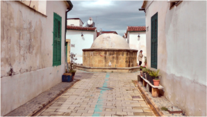 Hier wurde fr griechische Zyprioten eine knstliche Stadt angelegt. Mitten in diesem Stadtteil wurde auch ein groer Brunnen errichtet, der die Stadt mit Wasser versorgt. 